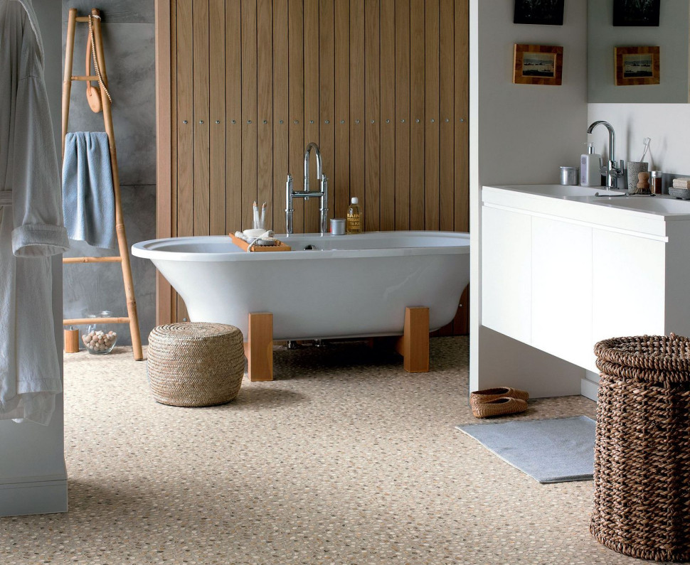 Elegancka podłoga z fakturowanych płytek laminowanych MS2 Navarra Chalk o wzorze hiszpańskich otoczaków z kolekcji Michelangelo marki DesignFlooring