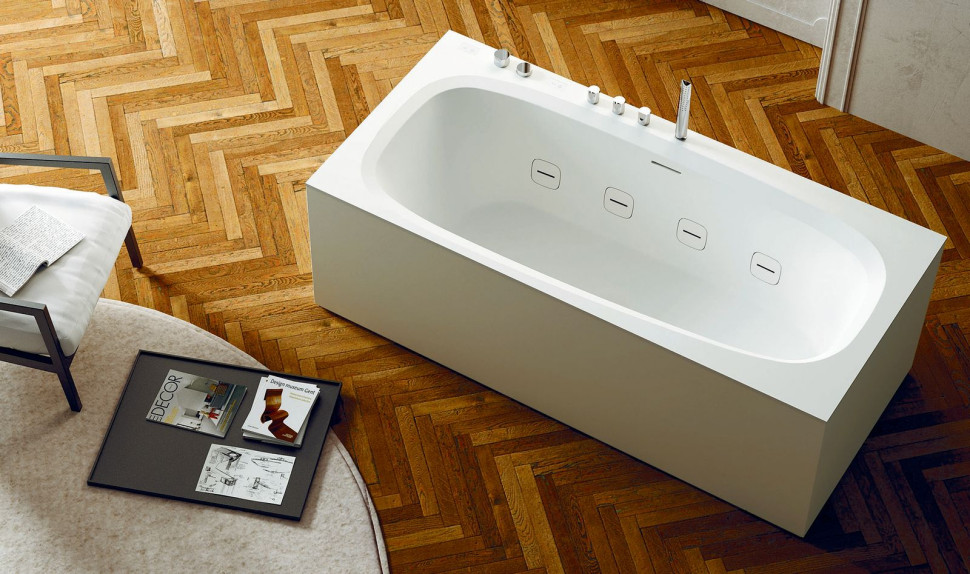 Zabezpieczony przeciwwodnie parkiet podkreśla nowoczesność wanny Outline