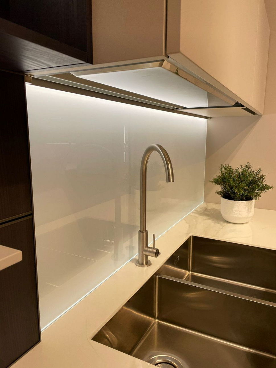 Panel szklany w kuchni w strefie zmywania naczyń. fot. Pilkington