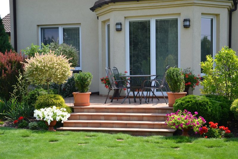 Taras znajduje się 70 cm ponad trawnikiem. Kształt tarasu powtarza kształt wykuszu w jadalni