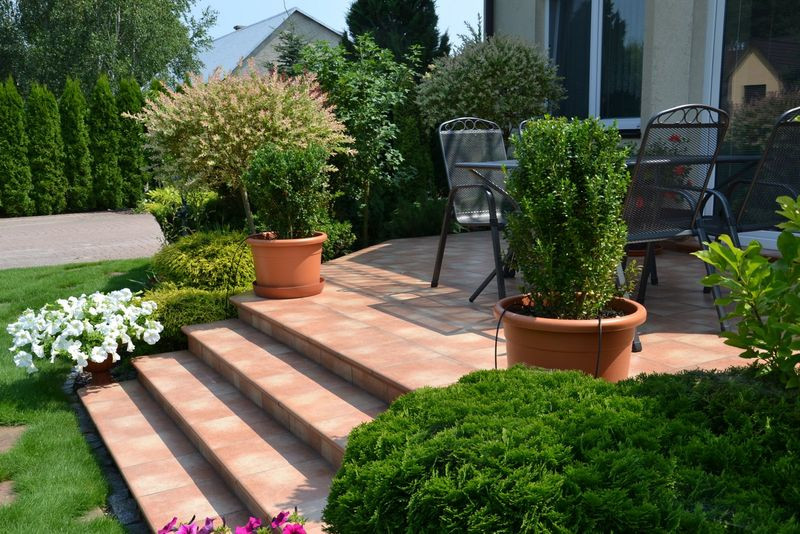 Płyty gresu (Montmartre w kolorze brązowy cynamon) dobrano do kolorystyki dachu i elewacji