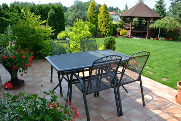 Ażurowe meble z metalu zabezpieczonego proszkowo są praktyczne w użytkowaniu