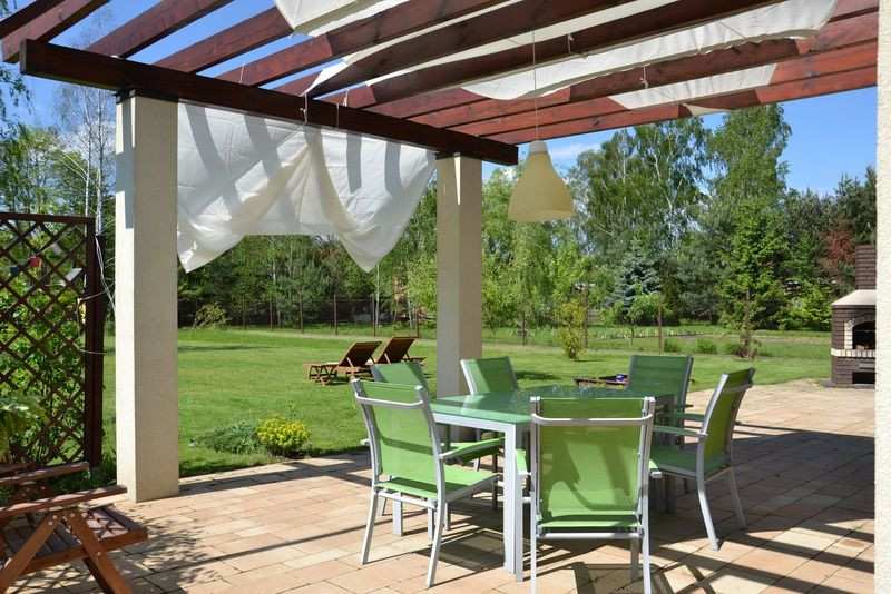 Dach pergoli (z drewnianej kantówki) oparto na wymurowanych słupach. Rozciągnięto na nim żagle z płótna