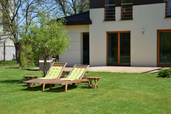 Płyta tarasu znajduje się na poziomie trawnika