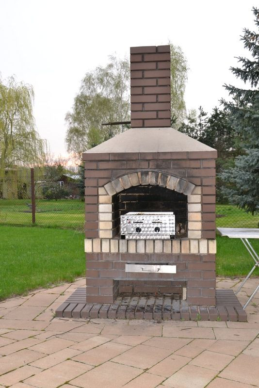 Stacjonarny grill wykonano z cegły szamotowej (w palenisku) i klinkierowej