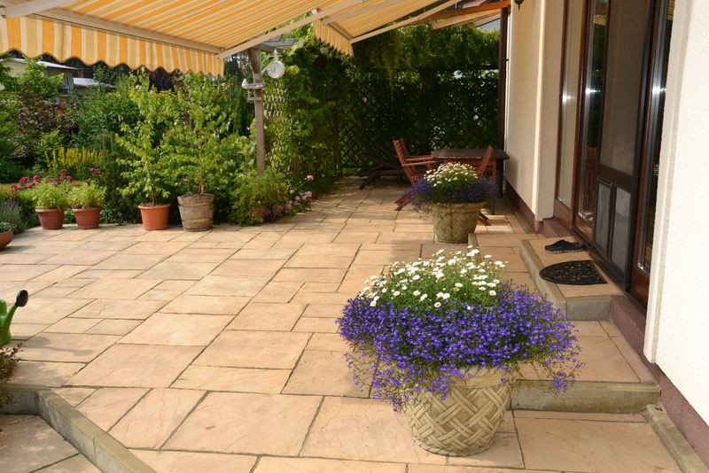 Płyta tarasu na gruncie, wykończona betonowymi płytami, od wschodu (przy salonie) ma wymiary 5 x 8 m