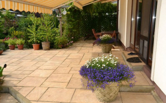 Taras na gruncie wykończony betonowymi płytami - kłopotliwe fugi