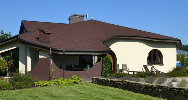 Zadaszenie nad fragmentem tarasu łączy się z resztą dachu