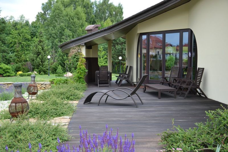 Taras ma dwie części użytkowe - jadalną pod dachem i do opalania się