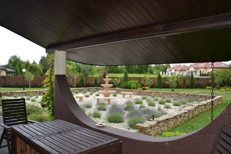 Nisko opuszczony dach z izolacja cieplną chroni część tarasu przed nagrzewaniem się