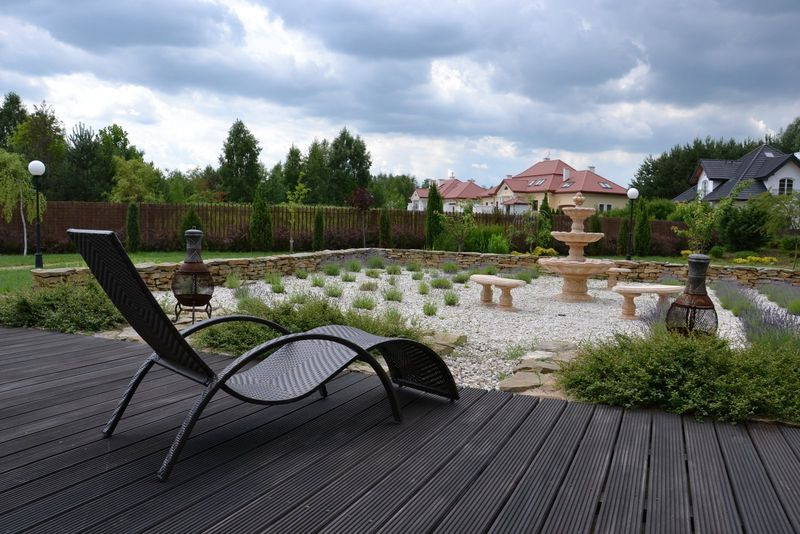 Ryflowane deski z drewna bangkirai ułożono na legarach z takiego samego drewna egzotycznego