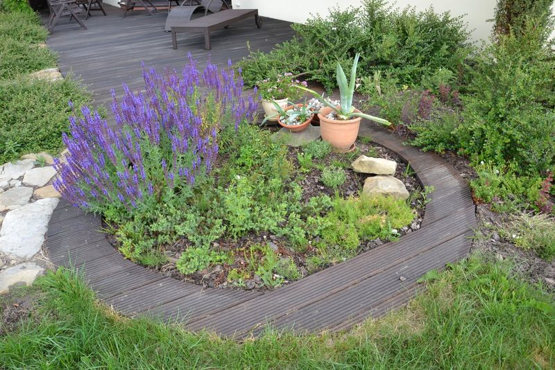 Krawędź tarasu z oczkiem ładnie wtapia się w ogród