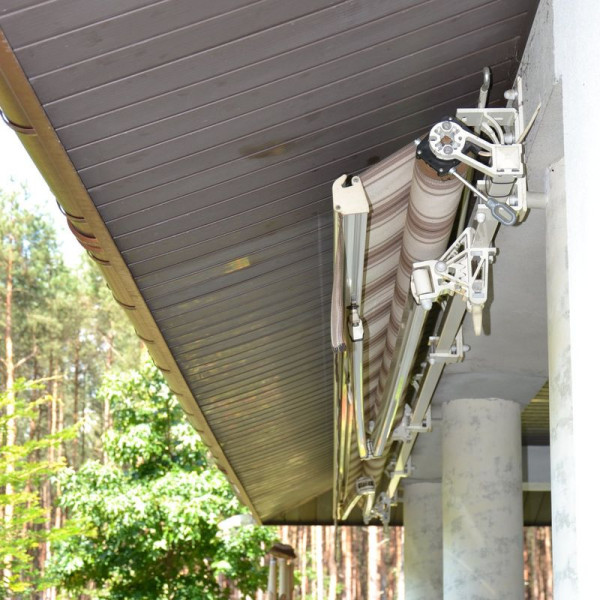 Markizę, bez kasety, wsunięto głęboko pod ukośny okap dachu