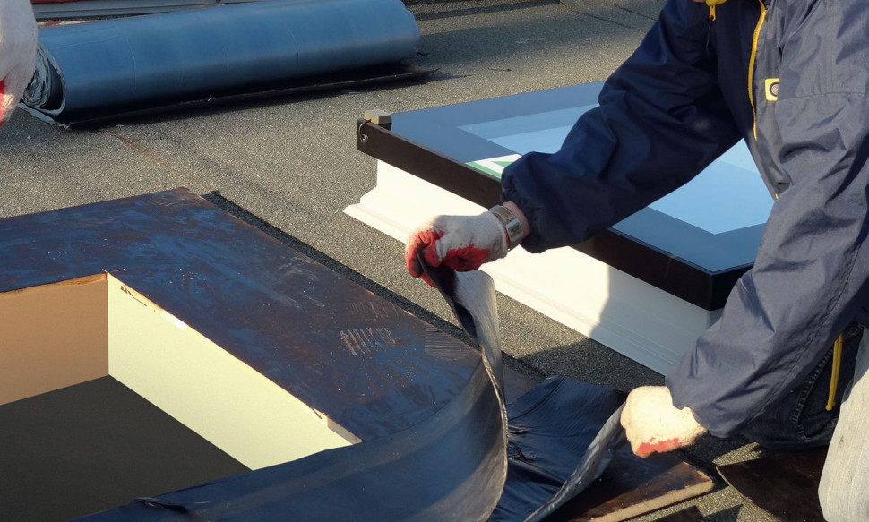 Ułożenie pierwszej warstwy papy samoprzylepnej podkładowej Izoplan PYE G200 S3, SP - montaż papy na styk