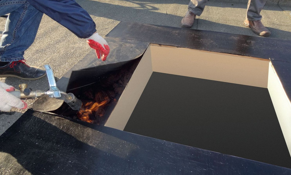 Aktywacja samoprzylepności papy za pomocą palnika gazowego