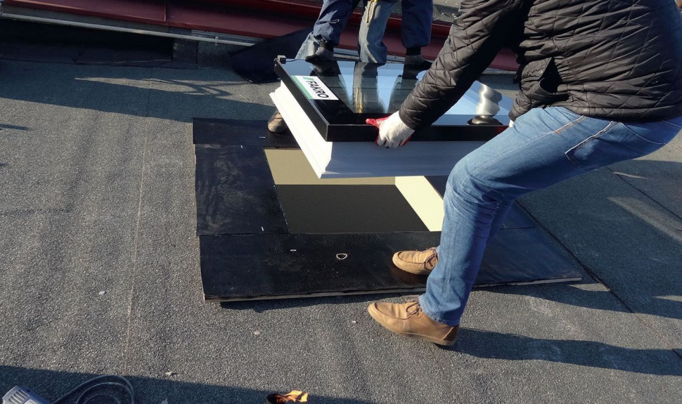 Osadzenie okna na roztopionej warstwie bitumu podkładowej papy samoprzylepnej