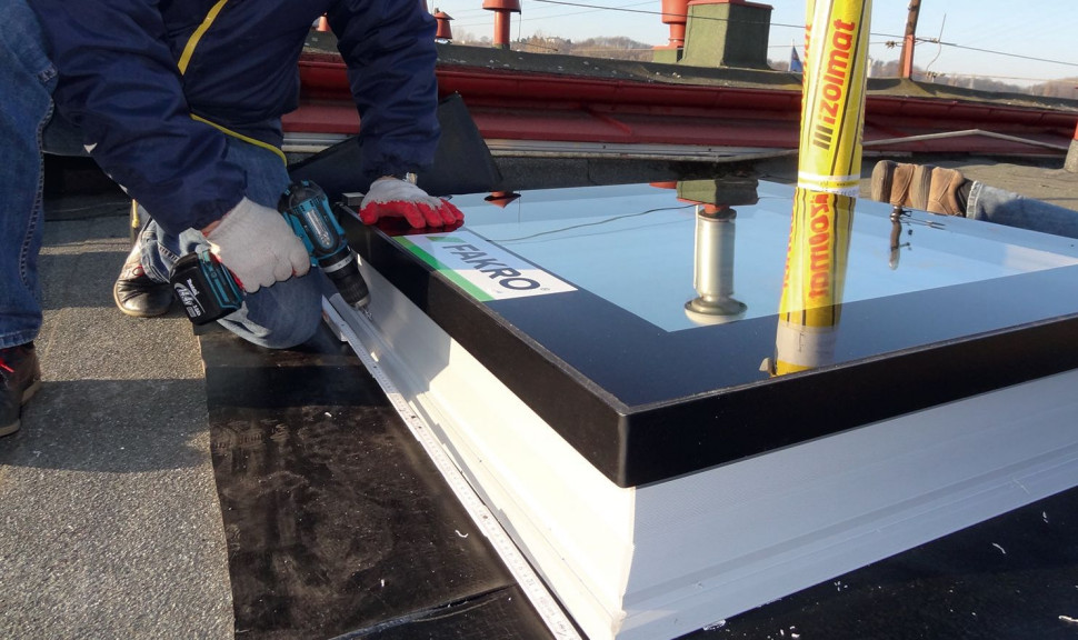 Zamocowanie mechaniczne okna przy pomocy wkrętów rozmieszczonych w odstępach zalecanych w instrukcji montażu