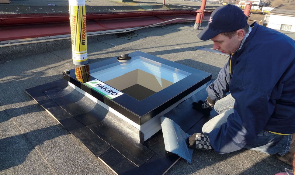 Obróbka stref krawędziowych - przyklejenie obwodowo wycinków papy na styku powierzchni poziomej i pionowej kołnierza okna na wysokości połowy ramy okiennej