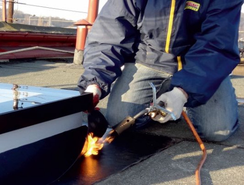 Aktywacja spodniej strony papy przy pomocy nagrzewnicy elektrycznej lub małego palnika gazowego obróbkowego