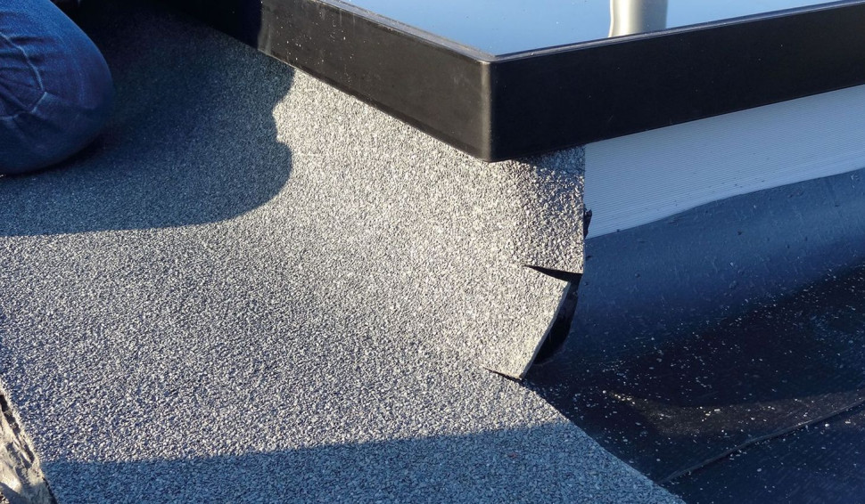 Obróbka narożników ramy okna - aktywacja i wzmocnienie samoprzylepności spodniej części papy Izolmat TOP SP przy pomocy nagrzewnicy lub palnika gazowego