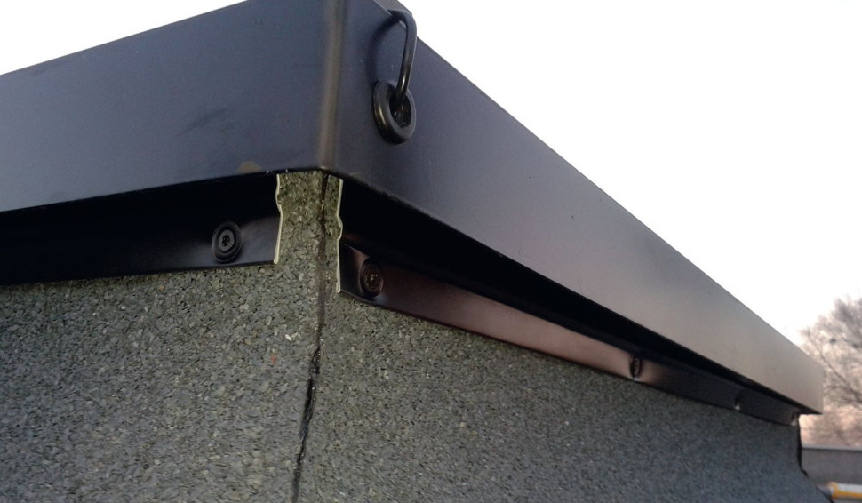 Montaż listew dociskowych na górnej pionowej krawędzi papy wierzchniego krycia