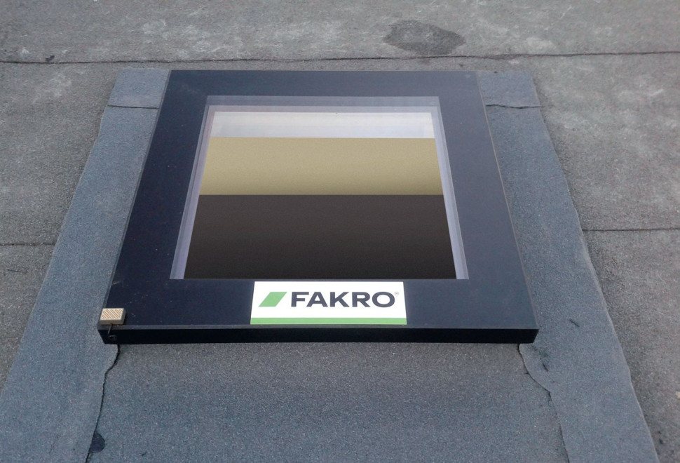 Prawidłowo wykonany montaż okna w dachu płaskim przy użyciu pap samoprzylepnych