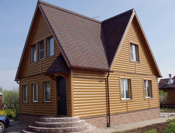 Elewacja z paneli drewnopodobnych, które dzięki wypukłemu kształtowi przypominają bale