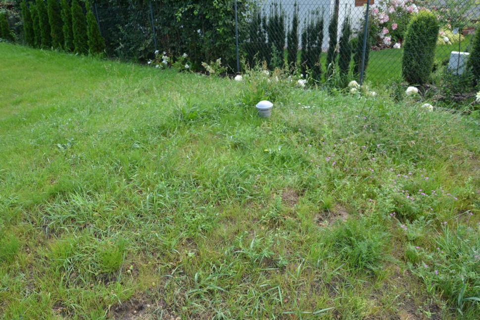 Pakiety filtrujące o łącznej długości 26 m ułożono w niskim kopcu i zakończono kominkiem napowietrzającym