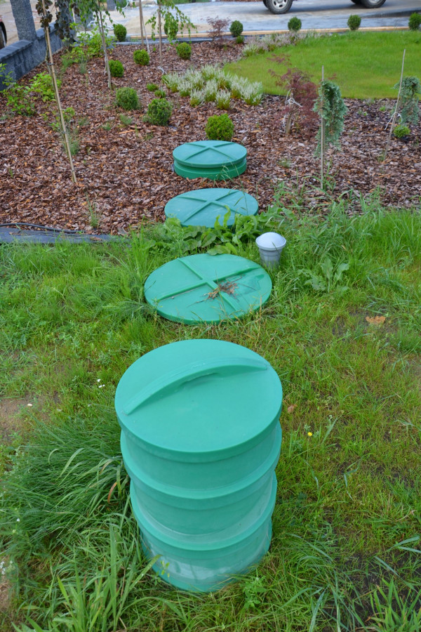 Układ oczyszczający złożony jest z dwóch podziemnych zbiorników i drenów z pakietami