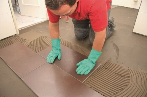 Przyklejanie płyt wielkoformatowych na podłodze