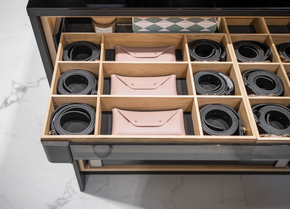 Drewniane kratki do przechowywania pasków, krawatów, okularów.