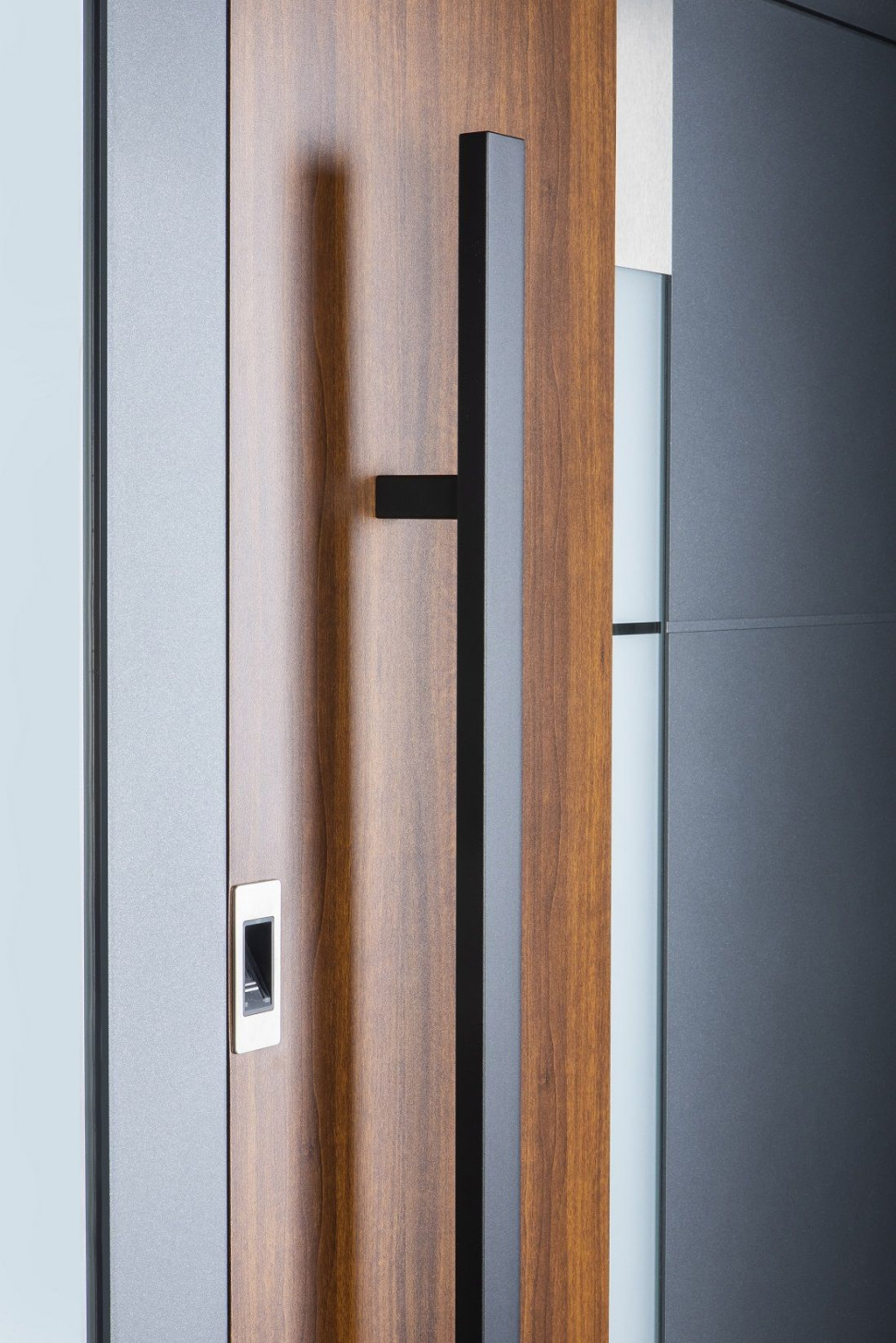 Drzwi zewnętrzne aluminiowe ALUMORE DOOR mogą być wyposażone w nowoczesny szeroki pochwyt oraz np. w czytnik linii papilarnych