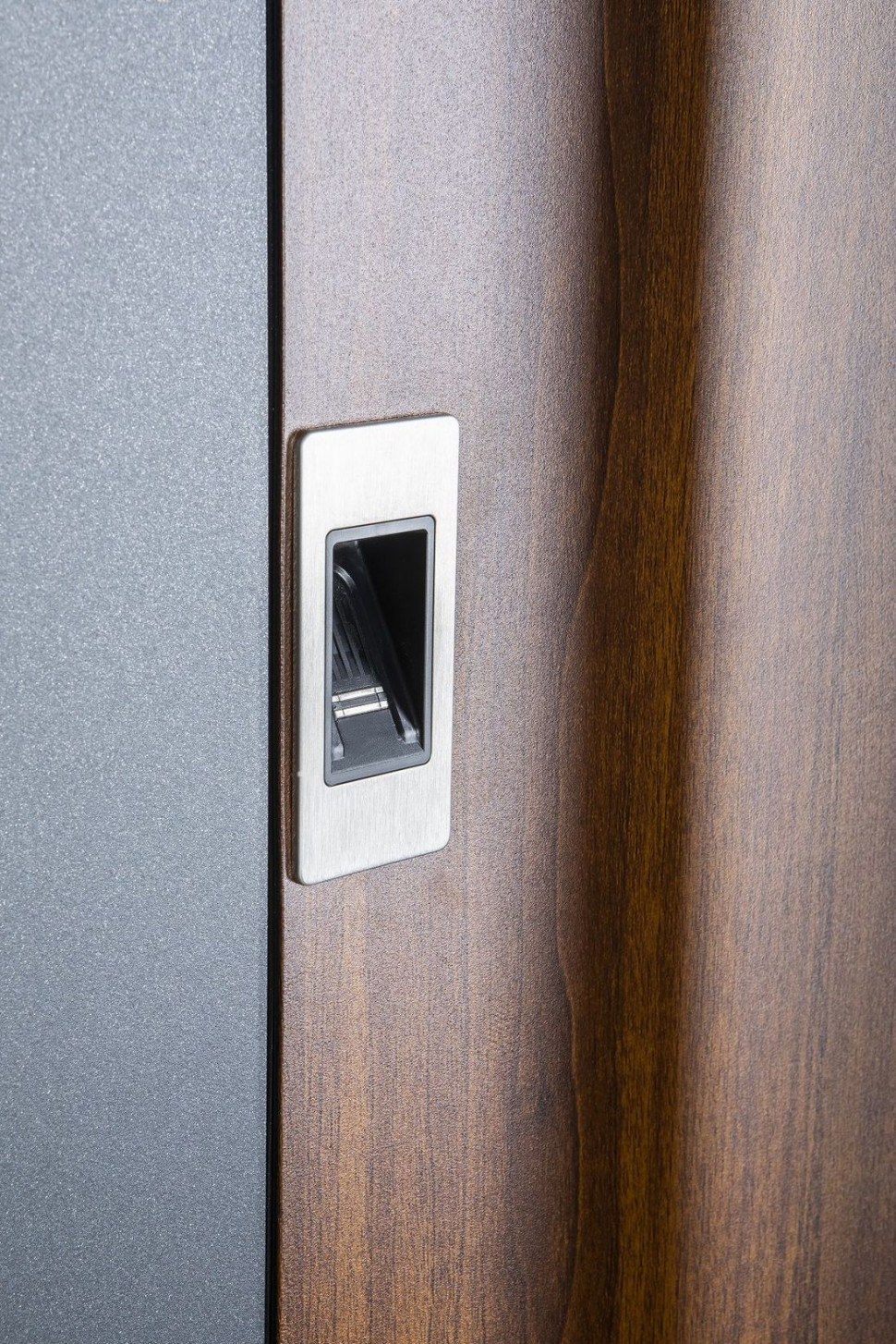 Drzwi zewnętrzne aluminiowe ALUMORE DOOR mogą być wyposażone w nowoczesny szeroki pochwyt oraz np. w czytnik linii papilarnych