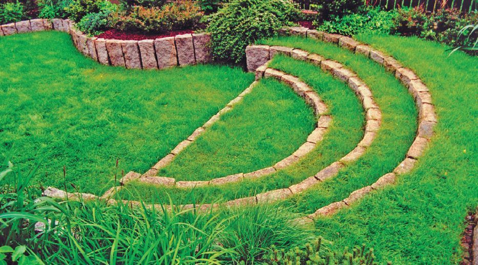 Schody w ogrodzie: Podstopnice wykonano z kamieni, pomiędzy którymi ułożono darń