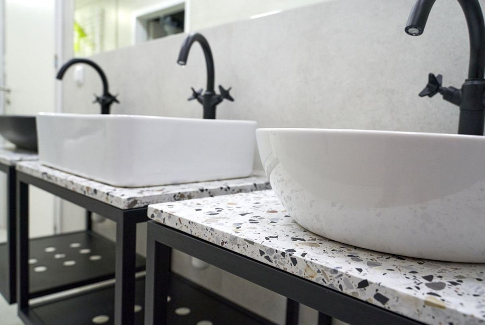 Konsola w stylu terrazzo