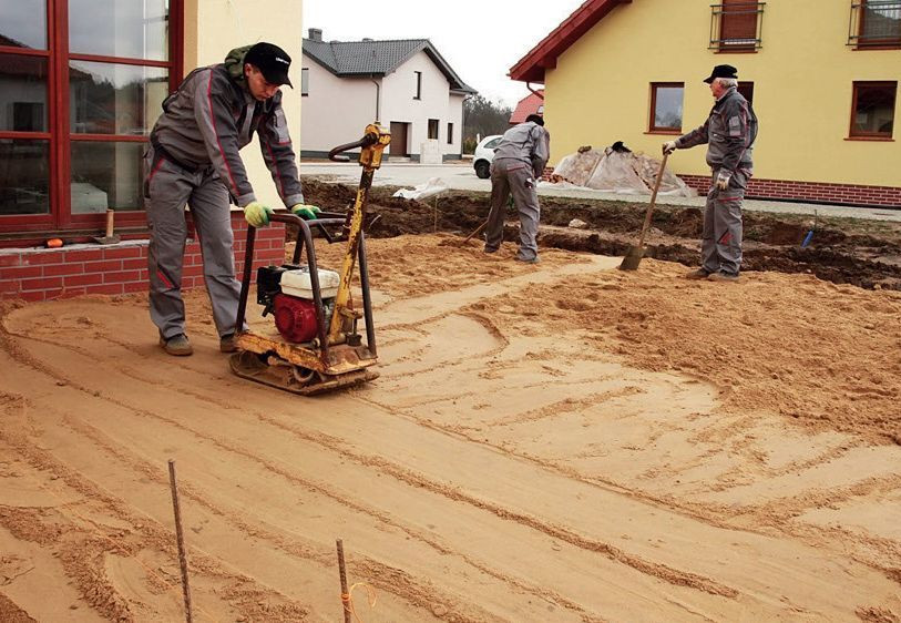 Jedną z najważniejszych zasad podczas budowy tarasu brukowanego jest odpowiednie zagęszczenie wszystkich warstw, uchroni to przed niestabilnością nawierzchni (zapadaniem się lub wysadzeniem)