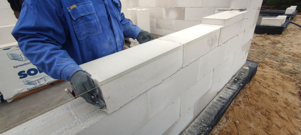 Wznoszenie ścian z betonu komórkowego