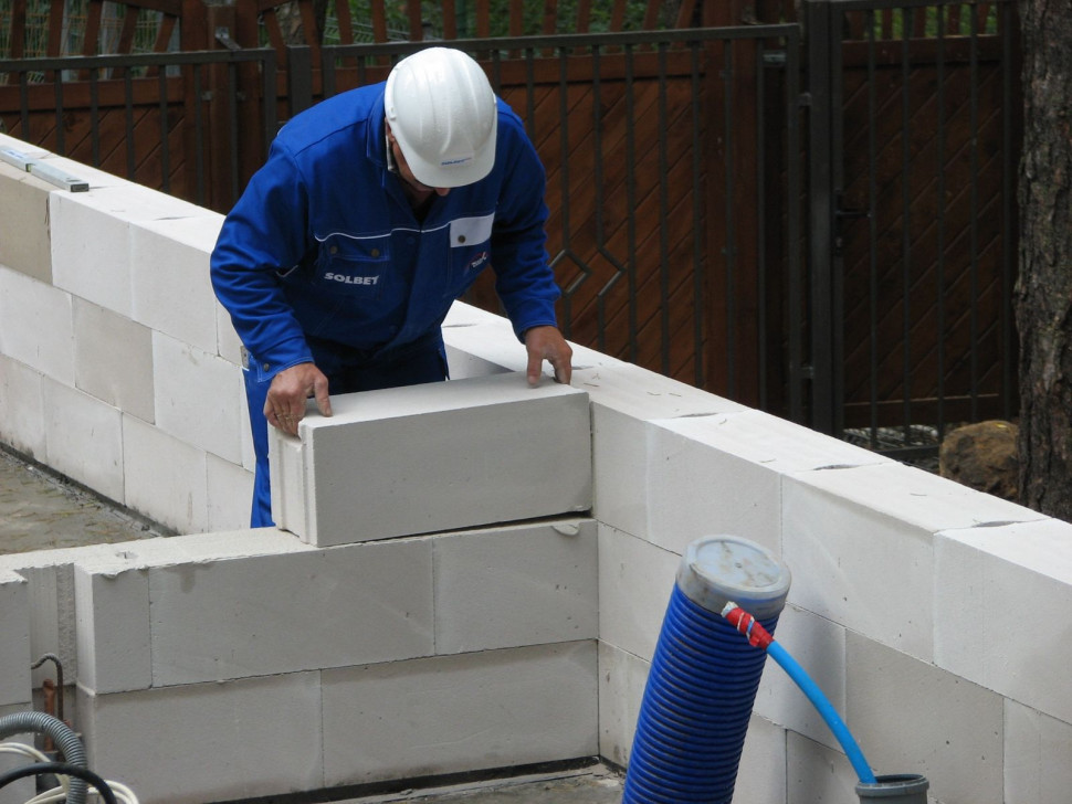 Uchwyty montażowe przydają się szczególnie w przypadku elementów profilowanych na pióro wpust, które wsuwa się od góry, precyzyjnie jeden obok drugiego