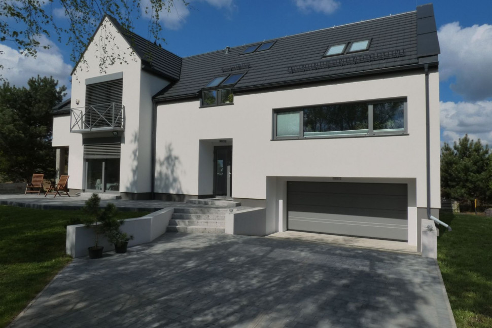 Kostką z betonu wykończono płaską i pochyłą część podjazdu