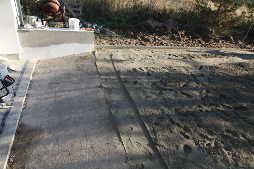 W I etapie wykonano pochyły odcinek podjazdu - w wylewce betonowej zamontowano odwodnienie liniowe