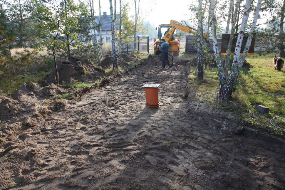 Etap II - wykonywanie wykopu o głębokości 40-50 cm, z uwzględnieniem instalacji kanalizacyjnej