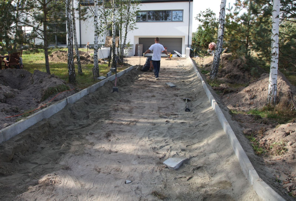 Układanie betonowych obrzeży z gotowych elementów