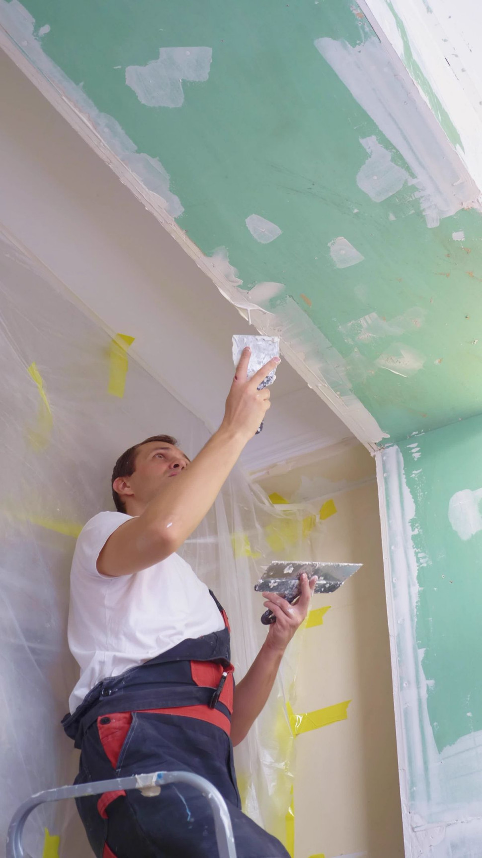 Przygotowanie wnęki okiennej do tynkowania. fot. https://pl.depositphotos.com