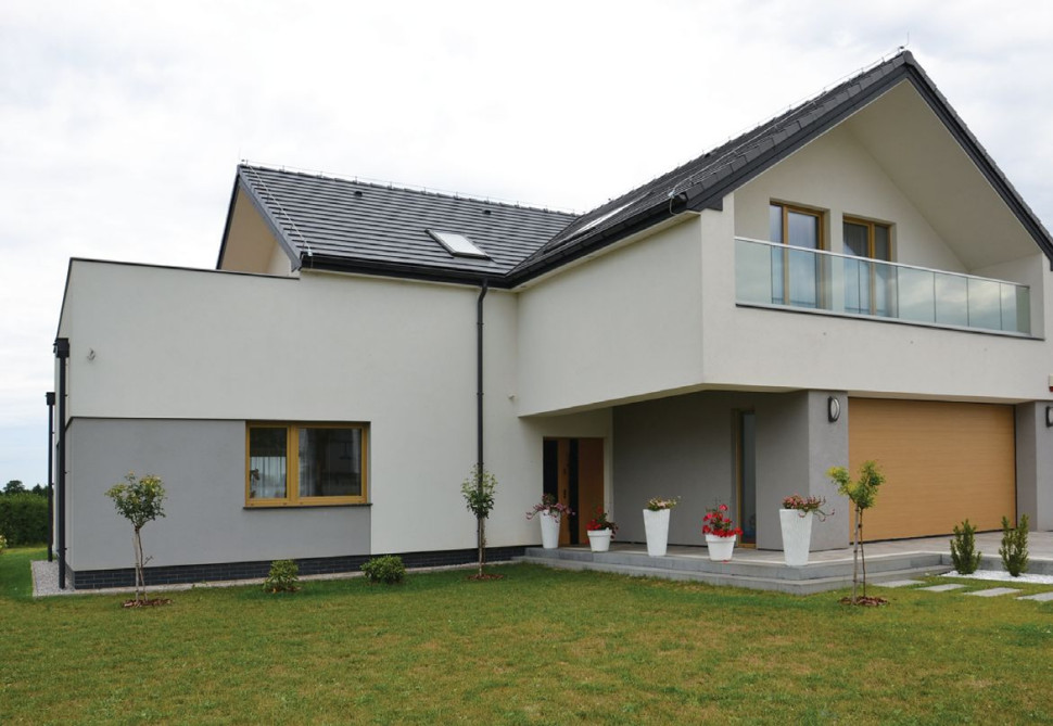 Dwukondygnacyjną bryłę, o prostym nowoczesnym kształcie, rozrysowano na planie litery T