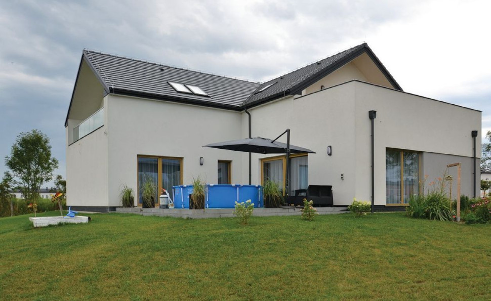 Od strony południa i zachodu zaprojektowano największe przeszklenia, w tym okna z dostępem do tarasu w salonie, gabinecie i głównej sypialni