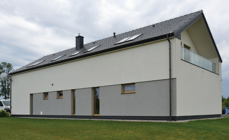 Na parterze, wzdłuż północno-wschodniej prostej elewacji, usytuowano garaż, kotłownię, łazienki, pokój gościnny, pralnię, garderobę - w każdym pomieszczeniu zastosowano małe lub duże okno pionowe