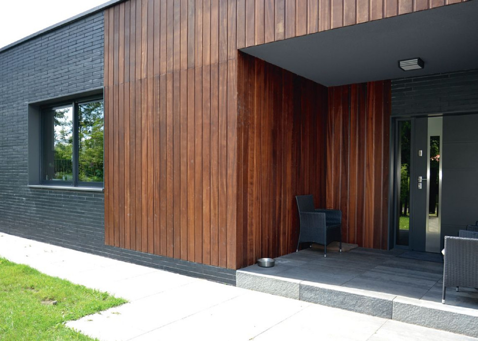 Główne wejście do parterowego domu znajduje się w głębokiej wnęce