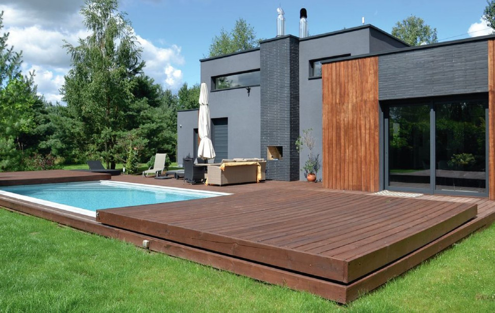Strefa wypoczynkowa w ogrodzie z basenem i drewnianym tarasem
