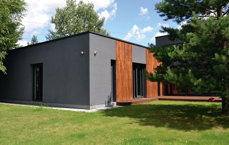 W najgłębiej położonej odnodze budynku ulokowano master bedroom, z oknami tarasowymi, umożliwiającymi wyjście do ogrodu