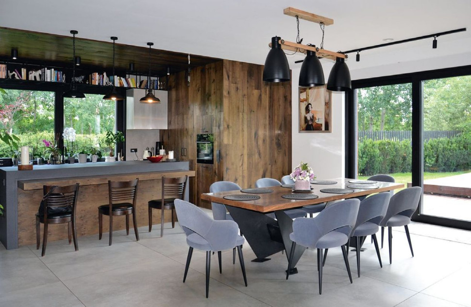 Posadzka z wodnym ogrzewaniem podłogowym została wykończona wielkoformatowymi płytami gresu imitującymi beton